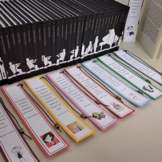 Um marcador de livro com frases de escritores famosos tais como Nietzsche, Sartre, ,  Bob Marley, entre outros. Você une cultura e intuição .