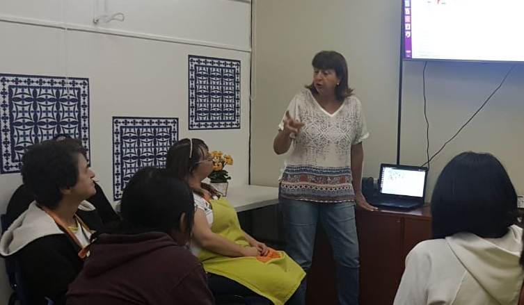 Inclusão da pessoa com deficiência intelectual no mundo atual. A Apoie estimula a capacidade intelectual dos seus frequentadores, fornecendo informação, tanto sobre assuntos gerais e do cotidiano, quanto sobre a atualidade. Dessa forma instiga a criticidade e novas competências.