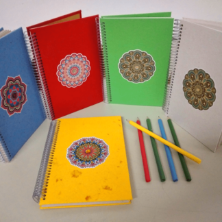 Anotação G Mandala é exclusividade APOIE. Além da capa com papel reciclado artesanal, tem uma maravilhosa mandala. Agradará ao refinado olhar