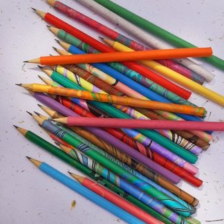 Lápis grafite preto encapado com papel reciclado ou marmorizado
