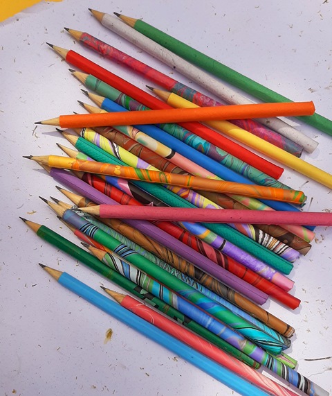 Lápis grafite preto encapado com papel reciclado ou marmorizado