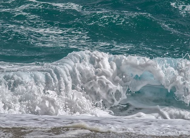 A onda acaba na praia porque esse é seu destino. Mesmo que gigantesca, invariavelmente termina em branca espuma.