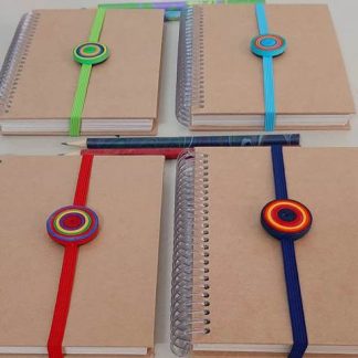 Eco Moleskine, acabamento com elástico chato colorido e quiling.