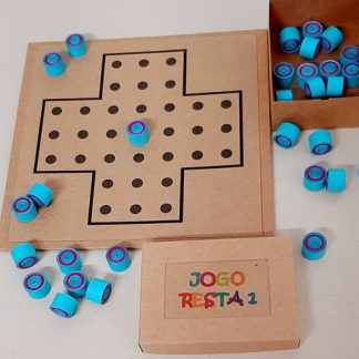 Jogo Resta 1 com peças em quiling.